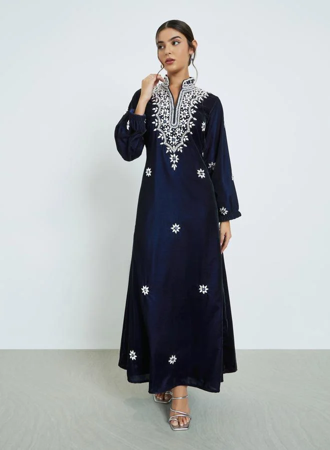 مكسيم كريشن جلابية مخملية فاخرة بتطريز فضي وأحجار